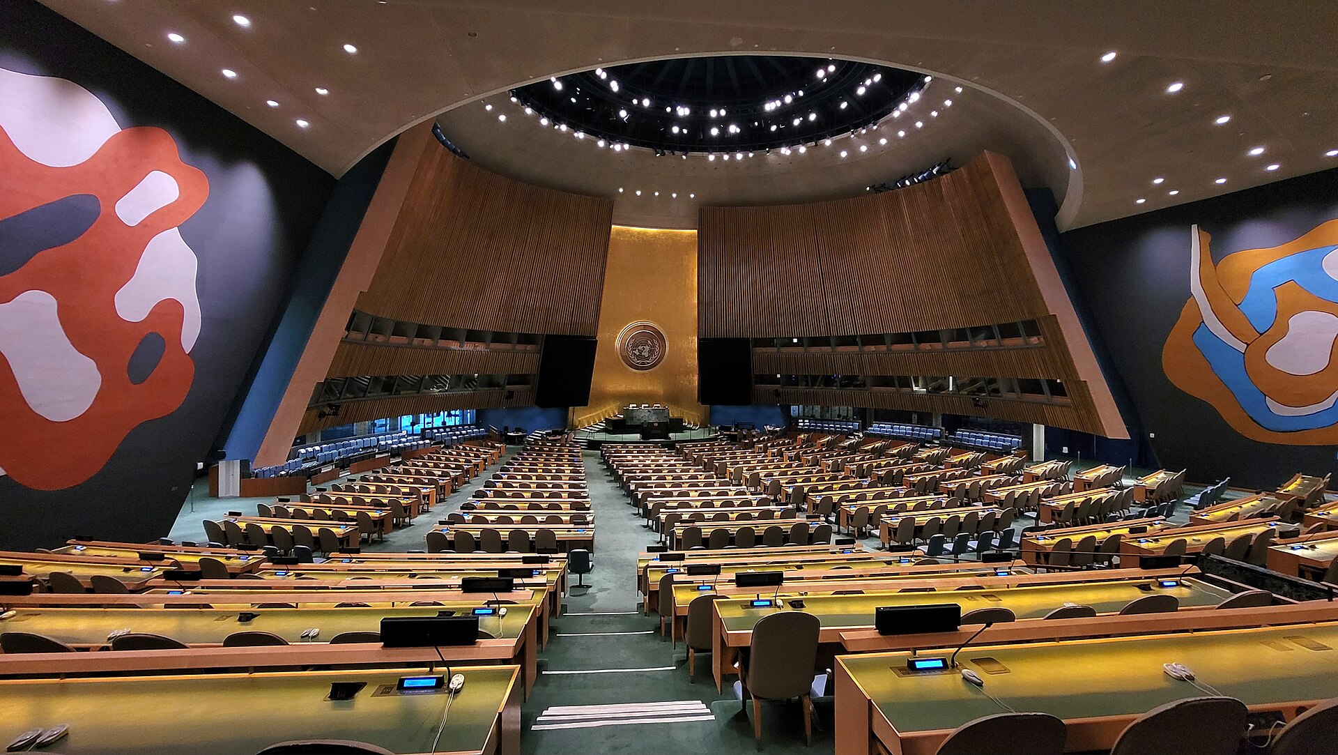 Lege zaal van de Algemene Vergadering van de Verenigde Naties in New York, kort voor een debat.