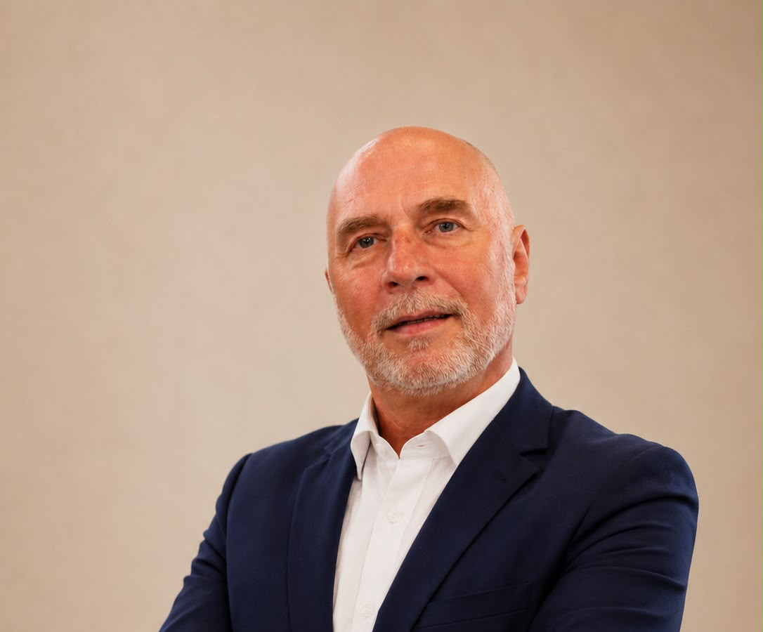 Portrait photo of Henk Folkers