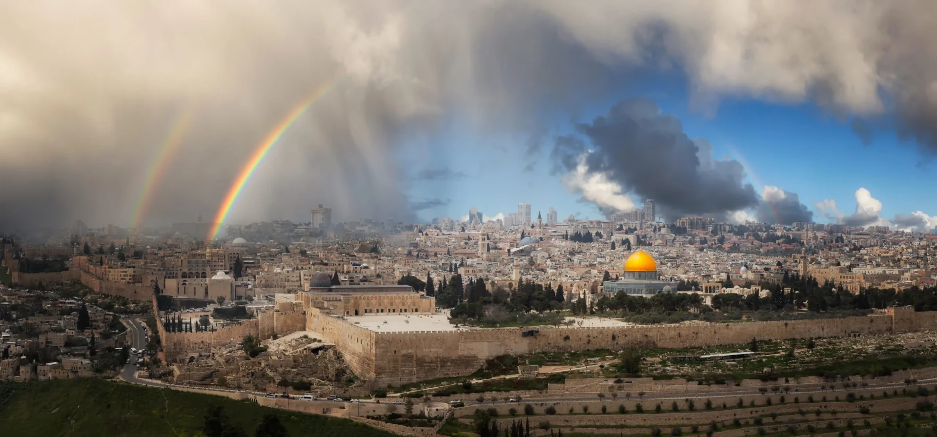 Ein echtes Pressefoto der Altstadt von Jerusalem und des Felsendoms unter einem doppelten Regenbogen